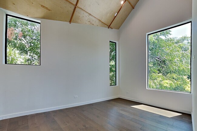 Building Photo - 906 Blackland Ct