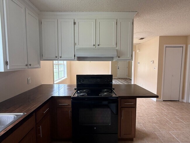 Building Photo - 3BR/2BA Single-Family Home with Versatile Bonus Room & No Carpet!