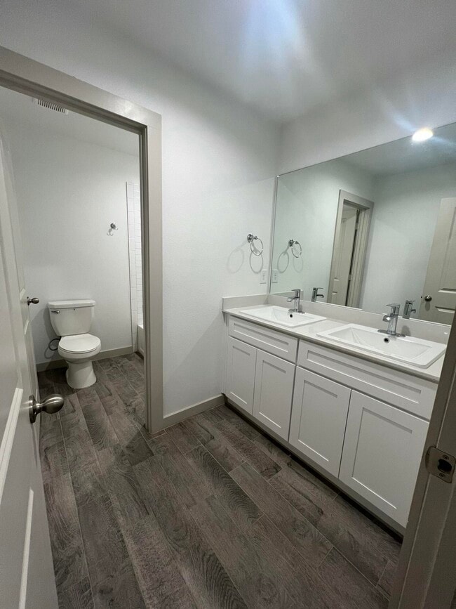 Building Photo - 10518 Aberdeen Ave