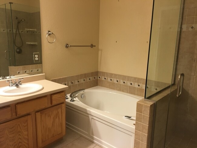 Building Photo - Beautiful + Bright Broadlands Condo for Lease!