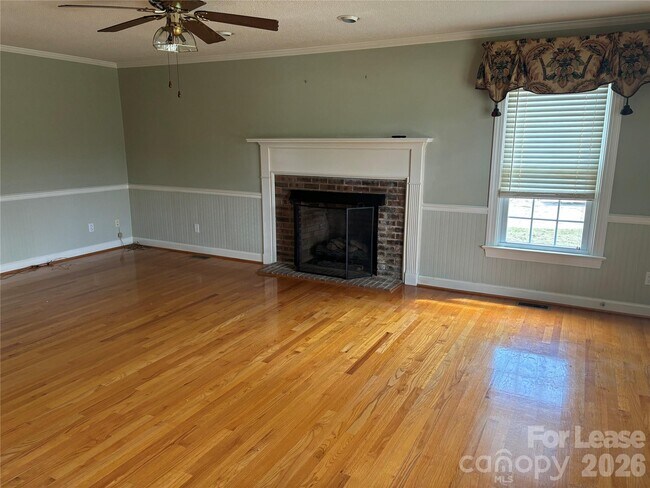 Building Photo - 2417 Lynwood Dr