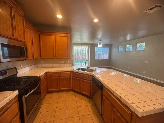 Building Photo - Spacious 4 Bedroom Home in Elk Grove