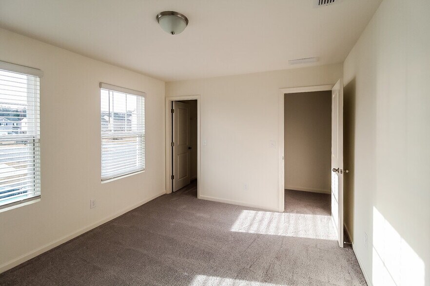 Building Photo - 475 Knightsbridge Ln