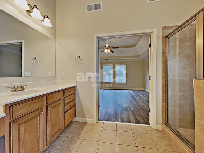 Building Photo - 714 Golden Farm Way