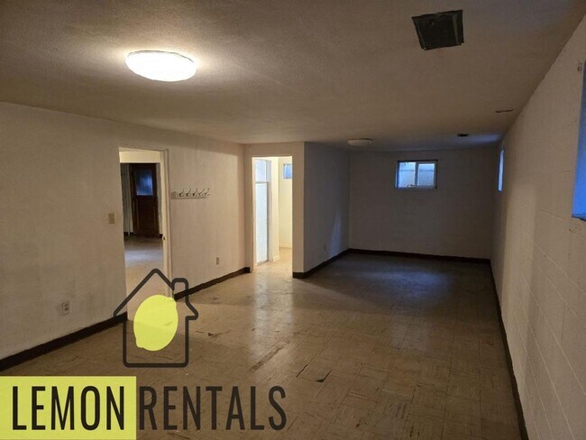 Building Photo - 1302 S 16th Ave