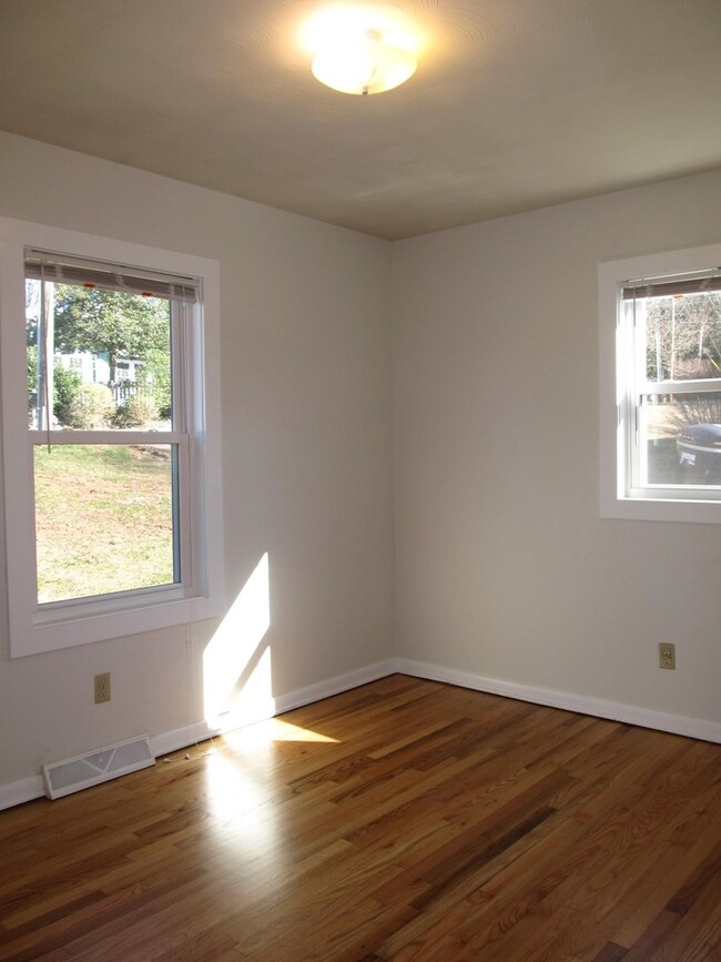 Building Photo - Sweet Ranch-Style Home in Montford