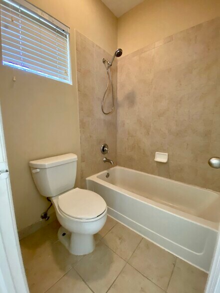 Building Photo - 3538 NW 29th Ct