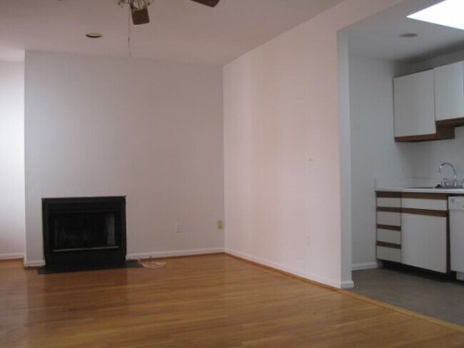 Building Photo - Two-Level Kalorama Condo with Washer/Dryer...