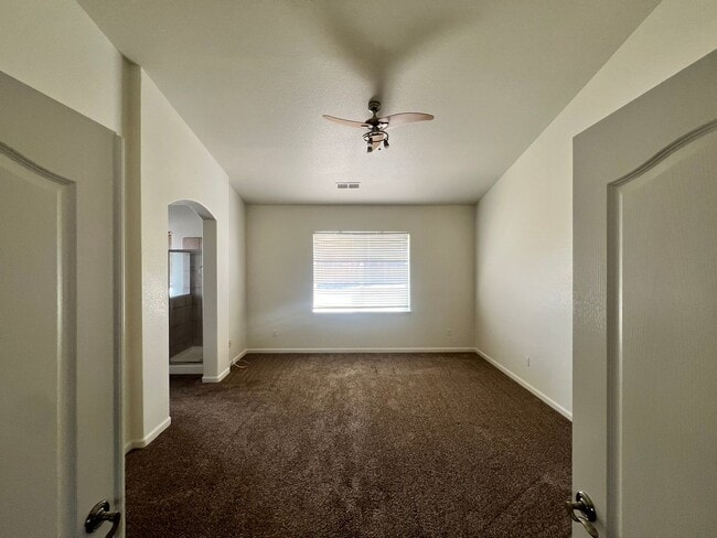 Building Photo - Beautiful Home located in Autumn Winds, Fe...