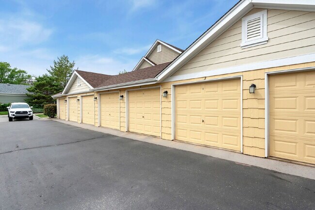 Building Photo - Bright & Spacious 2 Bedroom, 2 Bath Condo