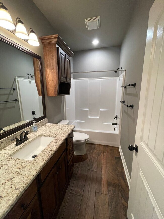 Building Photo - Stunning 4-Bedroom 3-Bath Home for Lease i...