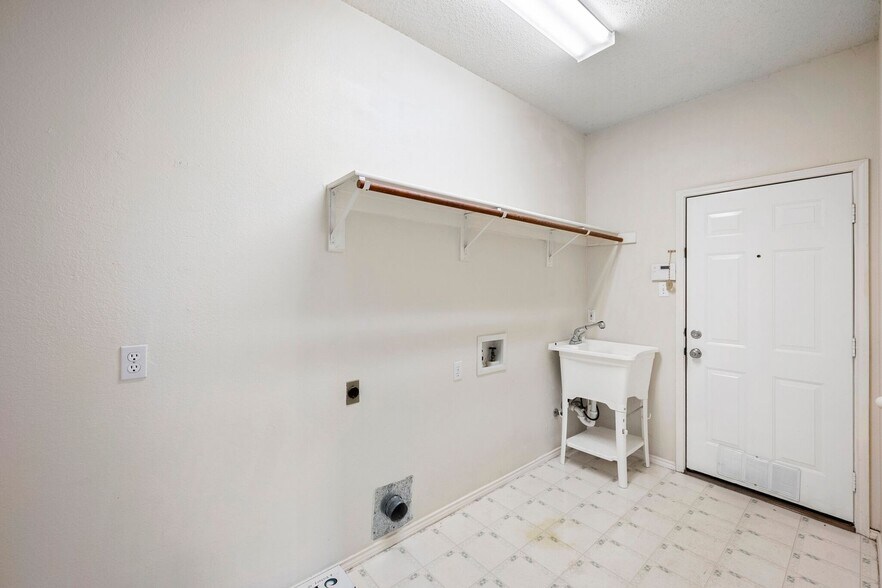 Building Photo - 6917 Club Creek Dr