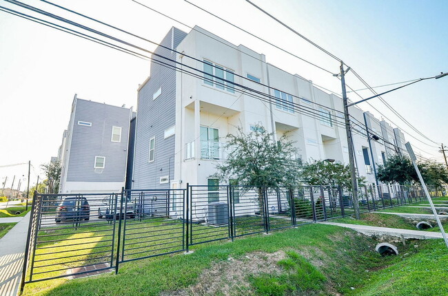 Building Photo - 2103 Engelmohr St