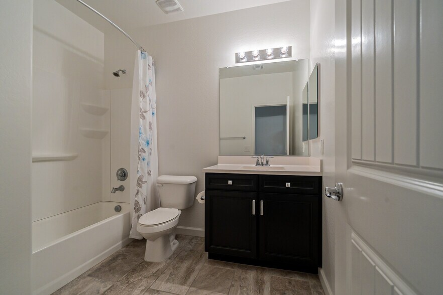 Building Photo - 15877 W Mauna Loa Ln