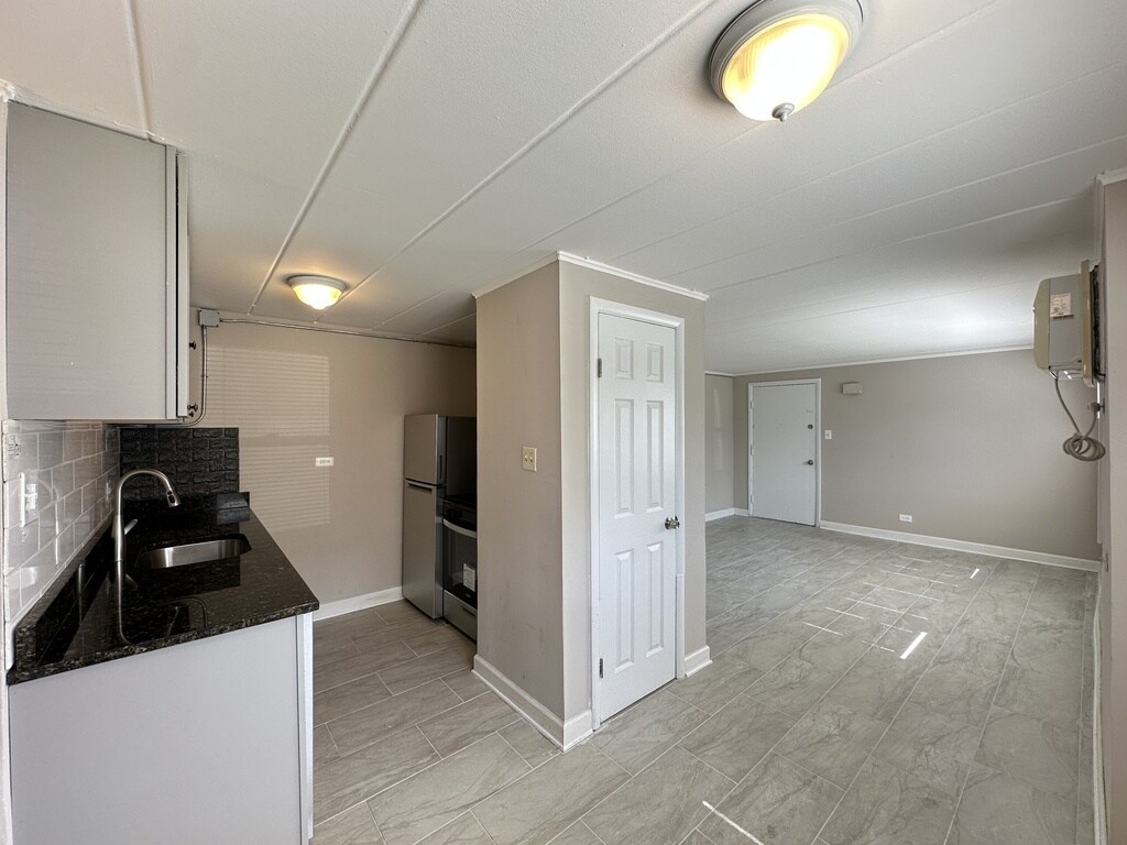 Building Photo - 9630 Ivanhoe Ave