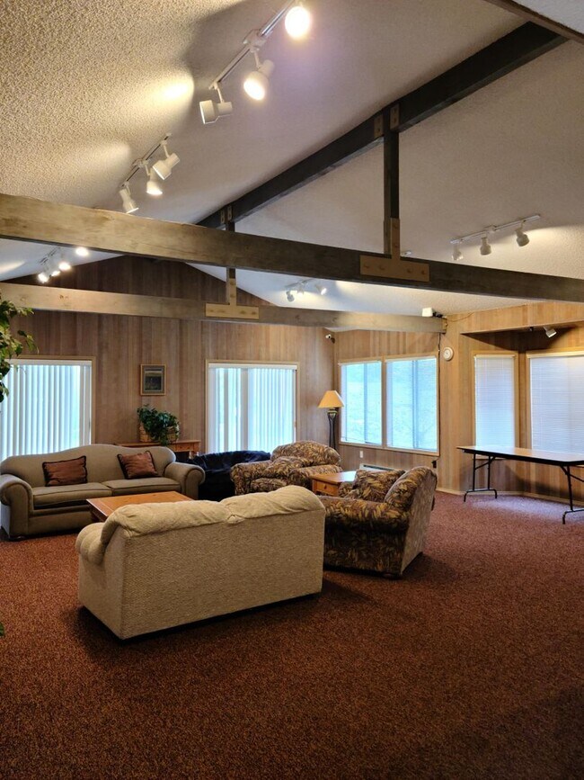 Building Photo - Spacious two bedroom condo!