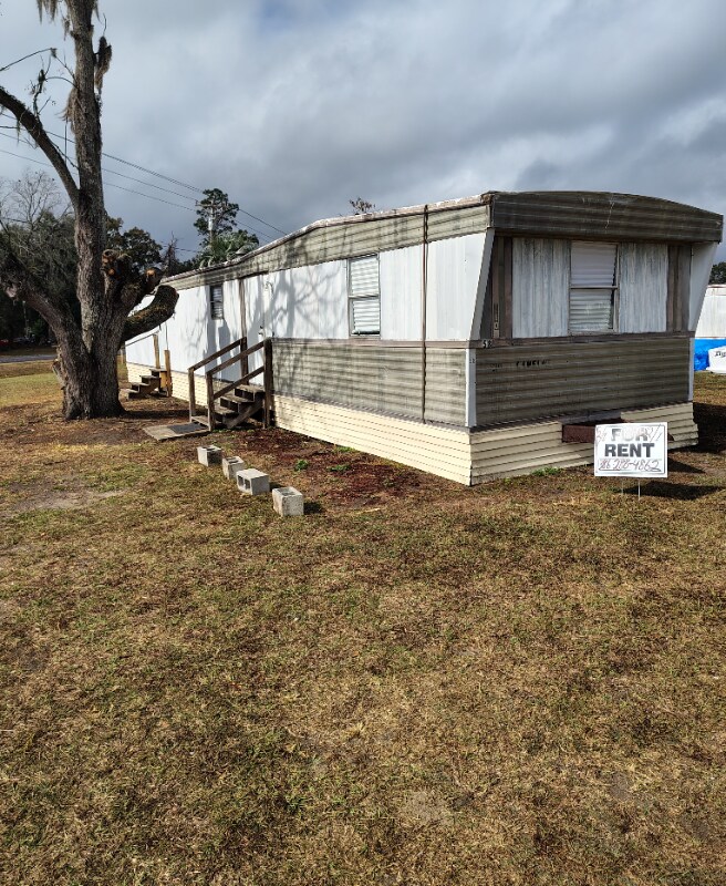Building Photo - 210 SE Camelot Loop
