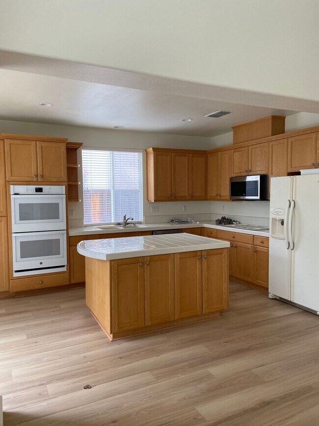 Building Photo - Folsom Parkway - 4 Bdrm, 3 bath