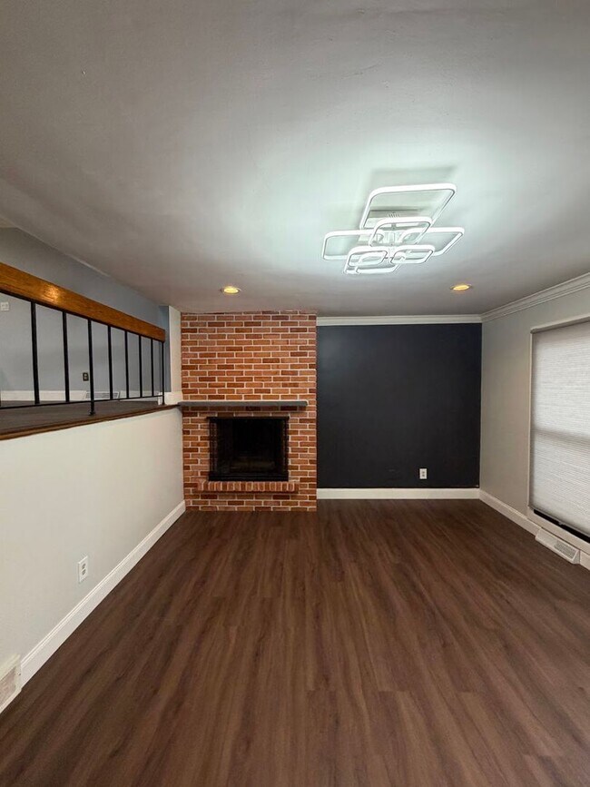 Building Photo - Flying Hills Townhouse