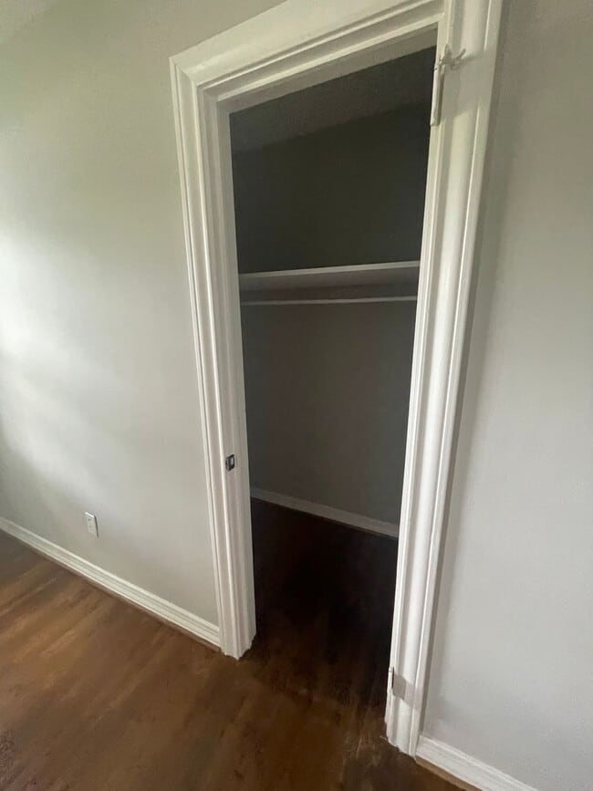 Building Photo - 3 Bedroom 1 Bath Ranch  Close to 385 Green...