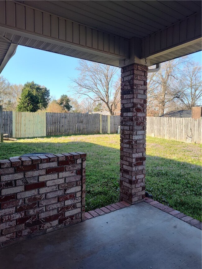 Building Photo - 218 Fox Run Pl