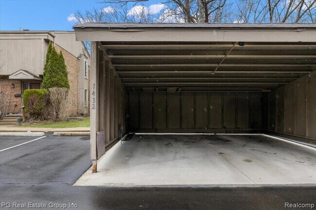 Building Photo - 1432 Oakbrook E Dr