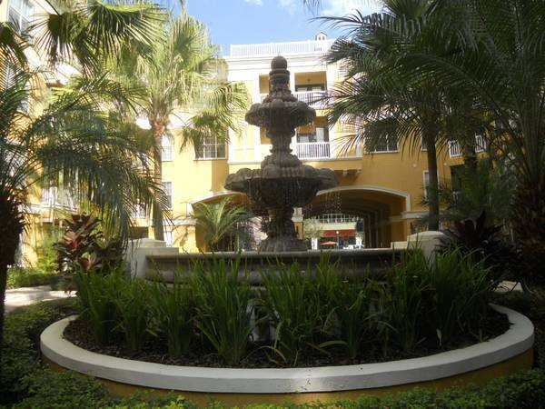 Building Photo - HUGE Split 2/2 overlooking the pool!