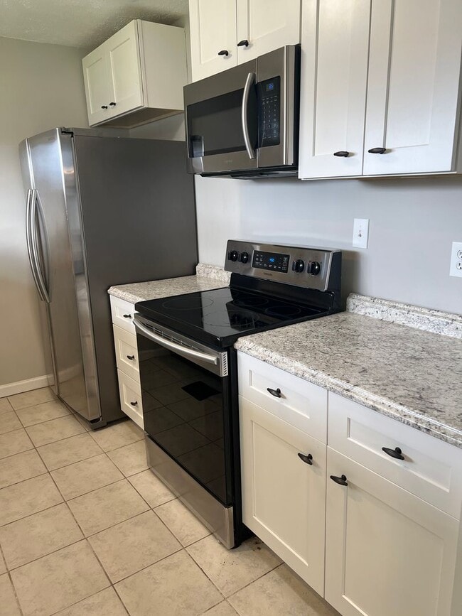 Building Photo - Spacious and recently renovated 4 bedroom