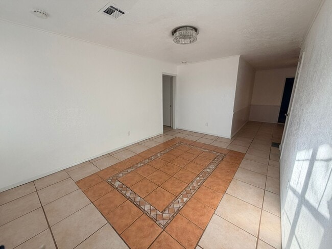 Building Photo - 1323 SE Clover Ln