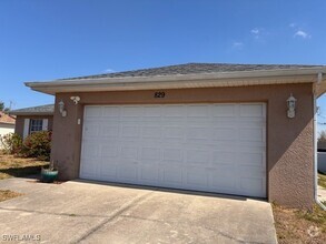 Building Photo - 829 NE 10th Ln