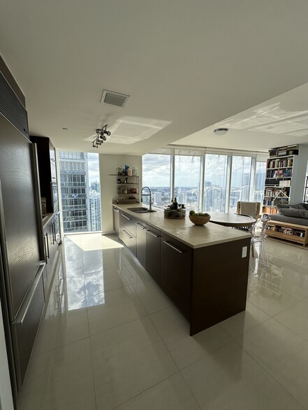 Building Photo - 475 Brickell Ave
