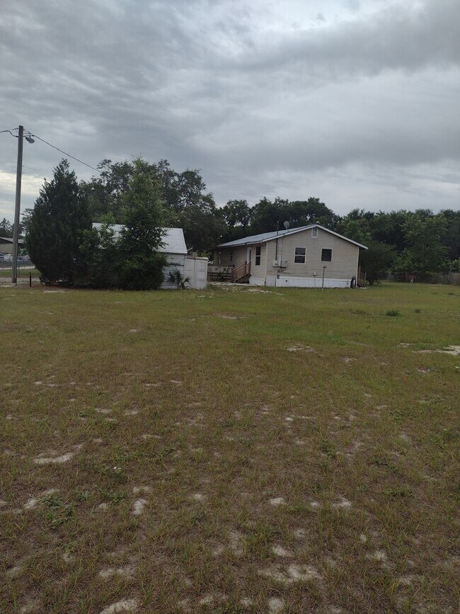 Building Photo - Home in the country!
