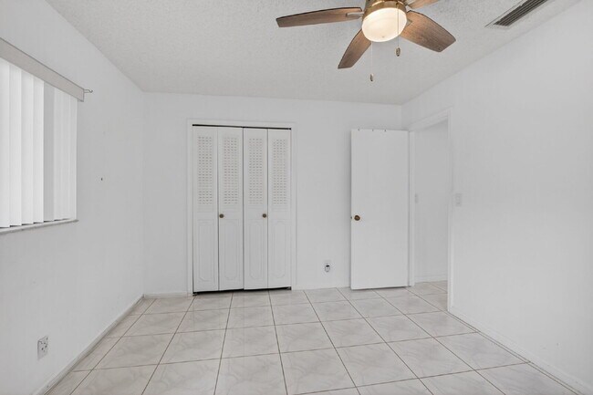 Building Photo - "Spacious 2-Bed, 2-Bath Boynton Beach Gem with Modern Granite Elegance – 1400 Sq Ft!"