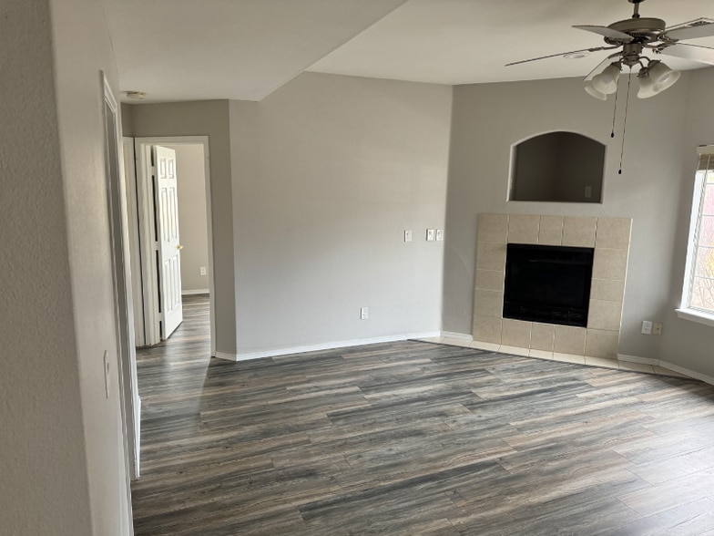 Building Photo - 8673 E Dry Creek Rd