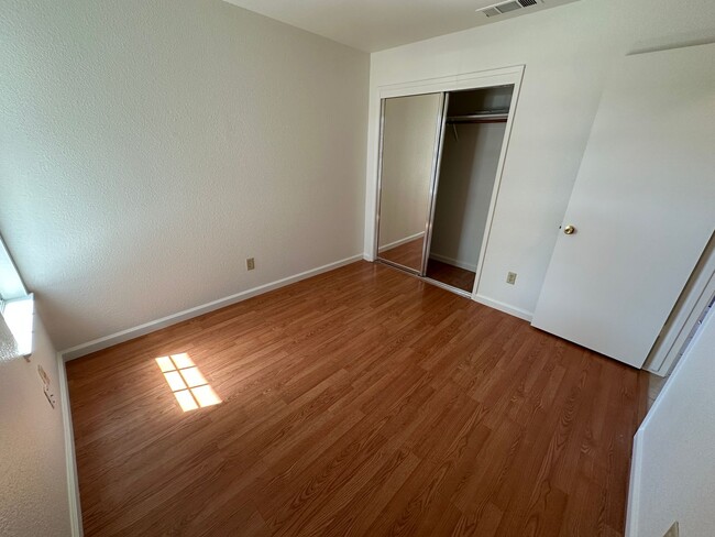 Building Photo - 405 Goldrun Dr