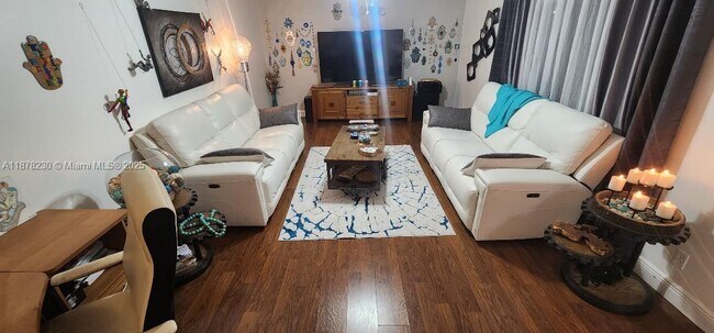 Building Photo - 2556 Lakeview Ct