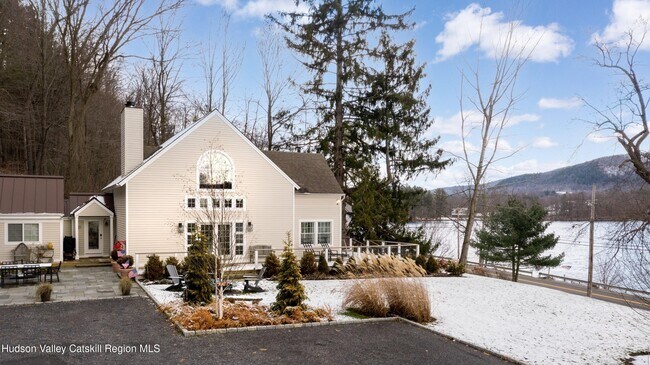 Building Photo - 121 Queechy Lake Dr