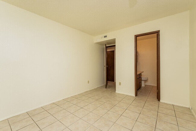 Building Photo - 2 Bedroom 2 Bathroom Sits Right on the Sho...