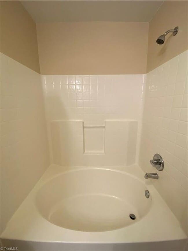 Building Photo - One story living with neighborhood pool!