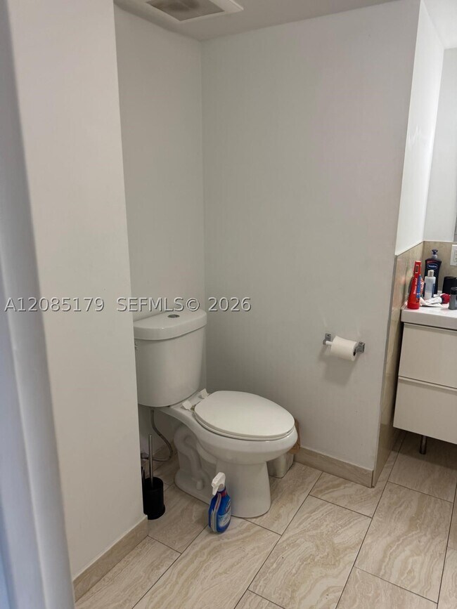 Building Photo - 1301 NE Miami Gardens Dr