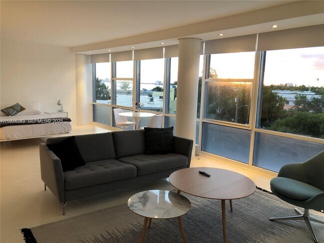 Building Photo - 900 Bay Dr