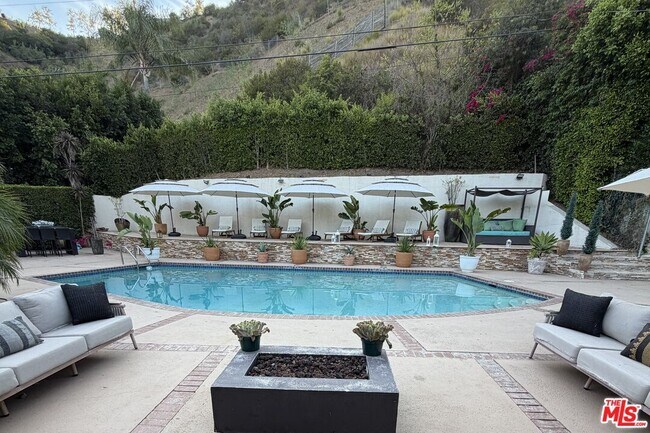 Building Photo - 1727 San Ysidro Dr