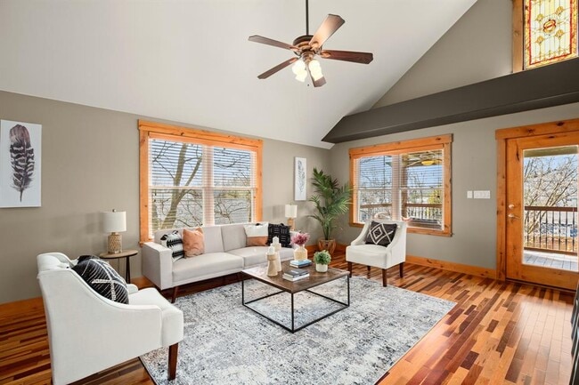 Building Photo - 912 E 51st St