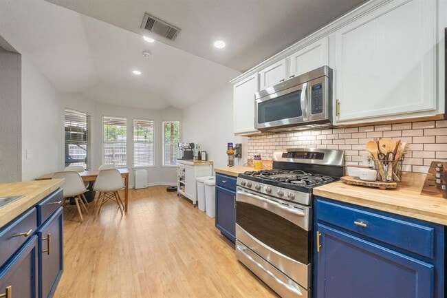 Building Photo - 301 Zebra Dr