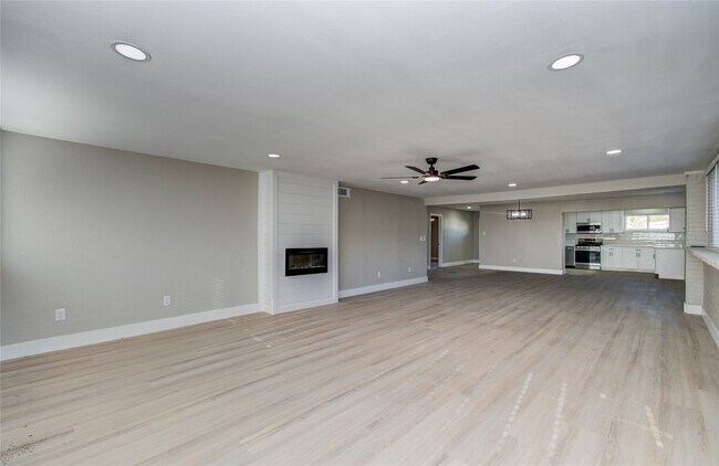 Building Photo - 7918 Bayside Dr