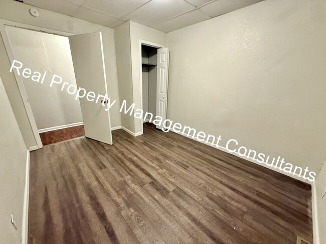 Building Photo - 3 Bed 2 Bath Duplex Now Available!