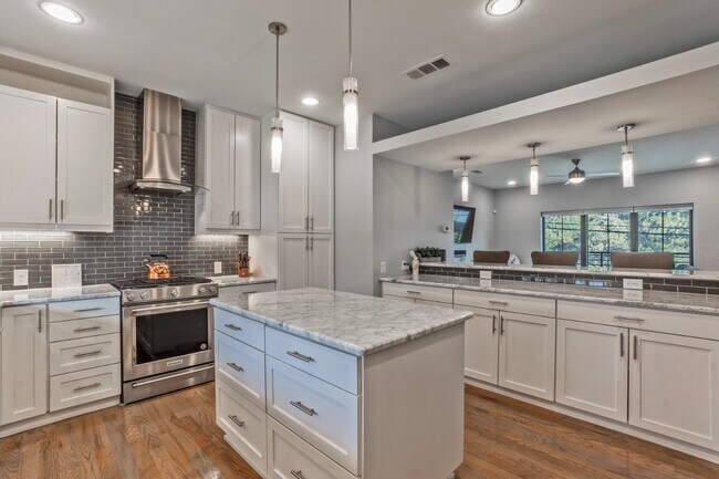 Building Photo - Stylish 2BR/2.5BA Townhome in Prime East Dallas – Attached Garage, Unbeatable Location