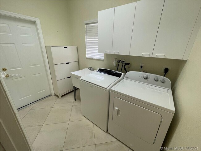 Building Photo - 16331 SW 49th Ct