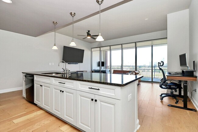 Building Photo - Spectacular 7th floor corner unit condo in Royal Court!