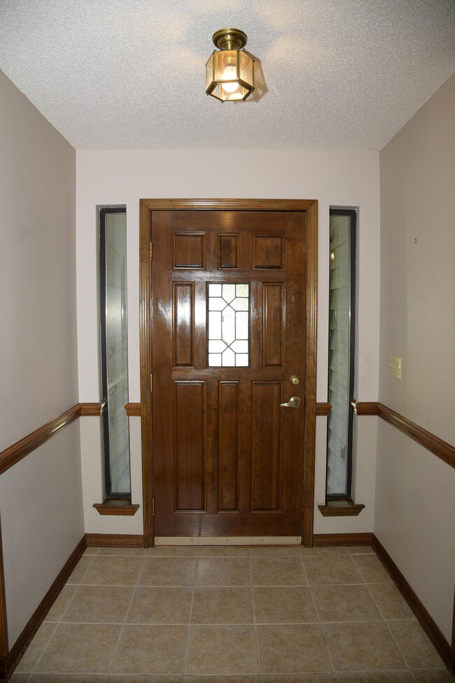 Building Photo - 1129 Troon Dr E
